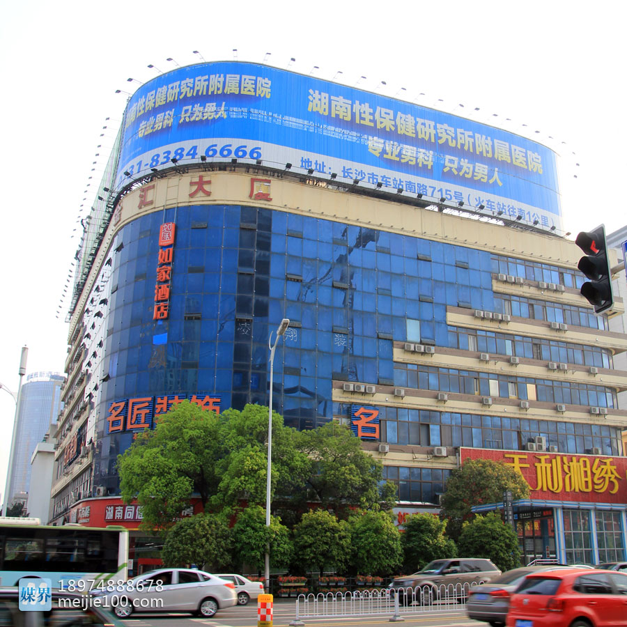 五一大道曙光路口金汇大厦楼顶三面翻广告